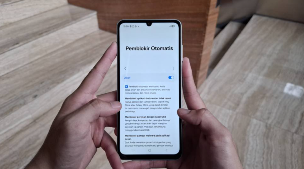 Cegah APK jahat masuk ke perangkat kamu dengan fitur Pemblokir Otomatis di Galaxy A06