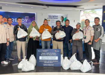 Head of Sales XL Axiata West Southern 2, Budi Utama Lubis (kedua dari kanan) saat memberikan santunan kepada guru dan marbot Masjid di Palembang, Jum’at (14/3). Karyawan XL Axiata melalui Majelis Taklim XL Axiata (MTXL Axiata) mengadakan program “Berbagi Kebaikan”. MTXL Axiata memberikan dukungan berupa santunan bahan-bahan kebutuhan pokok kepada mereka yang membutuhkan, termasuk yatim, piatu, fakir, miskin, bilal mayit, marbot, muallaf, dan guru ngaji di Sumatera.