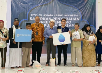 Territory Sales XL Axiata area Medan, Nazar Ruddin (kelima dari kanan) dan Kepala Tim Pengelolaan Uang Rupiah Kantor Perwakilan Bank Indonesia Provinsi Sumatera Utara, Hendra Wangsa Dikrama (kelima dari kiri, baju batik) saat menyerahkan bantuan berupa santunan bahan-bahan kebutuhan pokok di Sekretariat Pertuni, Jalan Sampul, Kota Medan, Sumatera Utara, Selasa (25/3). Karyawan XL Axiata melalui Majelis Taklim XL Axiata (MTXL Axiata) berkolaborasi dengan Bank Indonesia, Pewarta Foto Indonesia (PFI) Medan, Lembaga Zakat Infaq dan Shadaqah Muhammadiyah (Lazismu), memberikan perhatian dan dukungan kepada komunitas disabilitas netra di dalam Persatuan Tuna Netra Indonesia (Pertuni) Sumut.