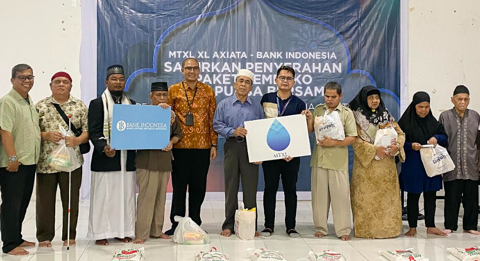 Territory Sales XL Axiata area Medan, Nazar Ruddin (kelima dari kanan) dan Kepala Tim Pengelolaan Uang Rupiah Kantor Perwakilan Bank Indonesia Provinsi Sumatera Utara, Hendra Wangsa Dikrama (kelima dari kiri, baju batik) saat menyerahkan bantuan berupa santunan bahan-bahan kebutuhan pokok di Sekretariat Pertuni, Jalan Sampul, Kota Medan, Sumatera Utara, Selasa (25/3). Karyawan XL Axiata melalui Majelis Taklim XL Axiata (MTXL Axiata) berkolaborasi dengan Bank Indonesia, Pewarta Foto Indonesia (PFI) Medan, Lembaga Zakat Infaq dan Shadaqah Muhammadiyah (Lazismu), memberikan perhatian dan dukungan kepada komunitas disabilitas netra di dalam Persatuan Tuna Netra Indonesia (Pertuni) Sumut.