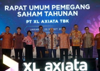 (ki-ka) Direktur, I Gede Darmayusa, Direktur, Feiruz Ikhwan, Direktur, David Racelus Oses, Direktur, Yessie D. Yosetya, Presiden Direktur, Rajeev Sethi, Presiden Komisaris, Dr.M. Chatib Basri, Komisaris Independen, Julianto Sidarto, Komisaris, Vivek Sood, Komisaris Independen, Didi Syafruddin Yahya, Komisaris, Nik Rizal Kamil dalam acara RUPS Tahunan dan Luar Biasa 2025 PT XL Axiata Tbk di Jakarta, Selasa (25/3). XL Axiata menyelenggarakan Rapat Umum Pemegang Saham Tahunan-RUPST (Rapat) 2025. Rapat memiliki beberapa mata acara yang telah disetujui, termasuk persetujuan atas perubahan susunan dan pengangkatan kembali Direksi dan Dewan Komisaris, serta pembagian dividen untuk pemegang saham sebesar Rp 1,12 triliun atau 62% dari keuntungan setelah pajak dan hak minoritas.