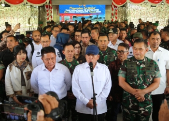 Herman Deru Dampingi Menteri ATR/BPN Serahkan Sertifikat Puslatpur di OKU Timur