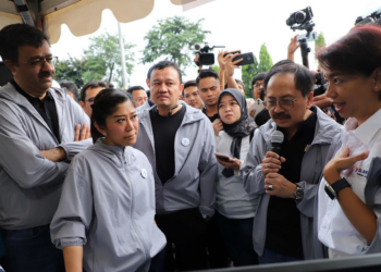 Presiden Direktur & CEO XL Axiata, Rajeev Sethi, Menteri Komunikasi dan Digital RI, Meutya Hafid, Direktur Jenderal Ekosistem Digital Kementerian Komunikasi & Digital, Edwin Hidayat Abdullah, Presiden Direktur Smartfren, Merza Fachys, dan Direktur &Chief Enterprise Business & Corporate Affairs Officer XL Axiata, Yessie D Yosetya, hadir dalam Sosialisasi Peraturan Menteri tentang eSIM dan Pemutakhiran Data menggunakan Biometrik di Jakarta, Jumat (11/4). Pada kesempatan tersebut, XL Axiata memperkenalkan layanan eSIM dan registrasi kartu prabayar berbasis teknologi biometrik pengenalan wajah (Face Recognition) untuk memperkuat keamanan data pelanggan. Kebijakan ini merupakan bagian dari upaya pemerintah menciptakan ruang digital yang lebih aman, mendukung ekosistem digital tertib, serta mendorong perlindungan data pribadi sesuai dengan UU PDP.