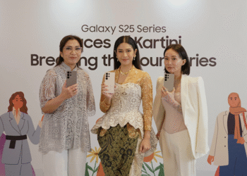 Andi Airin, Head of MX Marketing & Demand Generation, Samsung Electronics Indonesia, Dian Sastrowardoyo, seorang Actress & Producer, dan Fen Felicia, seorang Photographer Professional, the Faces of Kartini di capture menggunakan Galaxy S25 Ultra