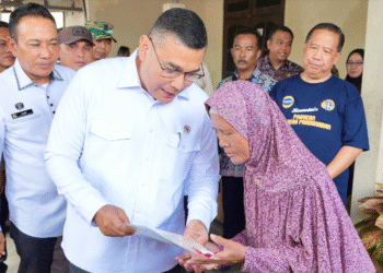 Tak Perlu Cemas, Sertipikat Tanah Kini di Kantong! Wamen Ossy Blusukan Door to Door di Semarang
