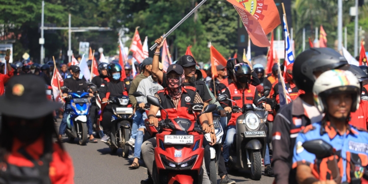 Foto: Aksi Buruh di DPRD Sumsel