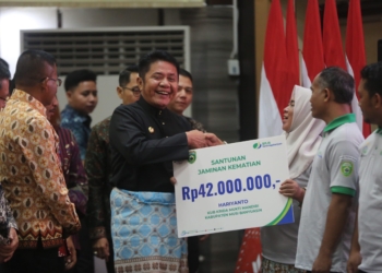 Herman Deru Serahkan Santunan Jaminan Kematian BPJS Ketenagakerjaan kepada Petani Sawit di Sumsel