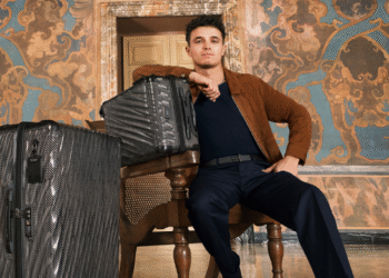 Lando Norris dengan 19 Degree Lite International 4 Wheeled Carry-On dan Extended Trip 4 Wheeled Packing Case dalam Grafit Hitam