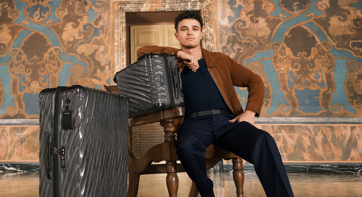 Lando Norris dengan 19 Degree Lite International 4 Wheeled Carry-On dan Extended Trip 4 Wheeled Packing Case dalam Grafit Hitam