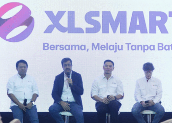 (Ki-Ka) : Direktur & Chief People Officer XLSMART, Jeremiah Rathadi, Presiden Direktur & CEO XLSMART, Rajeev Sethi, Direktur & Chief Strategy and Home XLSMART, Feiruz Ikhwan, dan Direktur & Chief Commerce Officer XLSMART, David Arcelus Oses (paling kanan) saat acara konferensi pers yang diadakan di Medan hari ini (8/5). XLSMART memperkuat layanan dan jaringan termasuk peningkatan layanan 4G dan penerapan teknologi otomasi. Perluasan jaringan ini untuk memberikan pengalaman komunikasi yang lebih berkualitas bagi pelanggan. Pengguna bisa menikmati jaringan yang lebih luas, dengan tambahan layanan di 153 kota di seluruh Indonesia termasuk wilayah Sumatera.