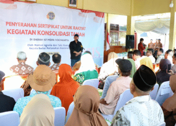 Serahkan Sertipikat Hasil Konsolidasi Tanah Tutupan Jepang, Menteri Nusron Berpesan agar Warga Hati-Hati Jaga Sertipikat