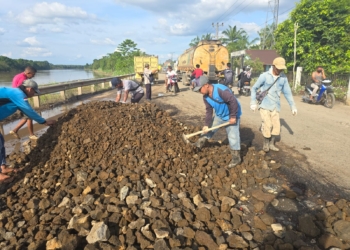 Kecamatan Babat Toman Perbaiki Jalan Berlubang di Desa Sugiwaras, Bupati Muba Apresiasi