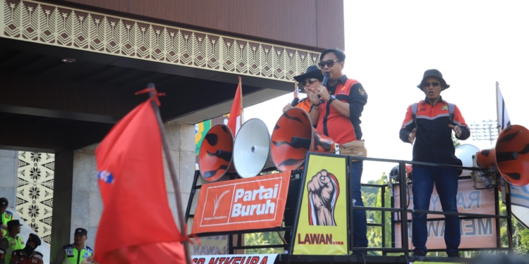 Foto: Aksi Buruh di DPRD Sumsel