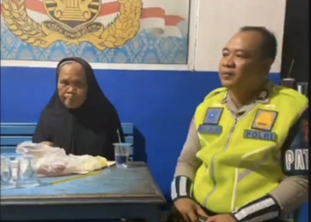 Aksi Mulia Personel Polres Banyuasin Bantu Nenek Tua yang Kehabisan Ongkos Hendak Pulang ke Lampung