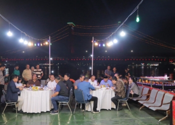 Menikmati Keindahan Ampera dengan Musi Cruise