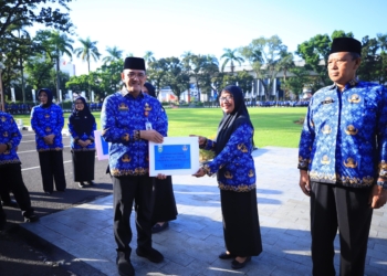 Sekda Edward Candra Serahkan Santunan 125 ASN Purna Tugas