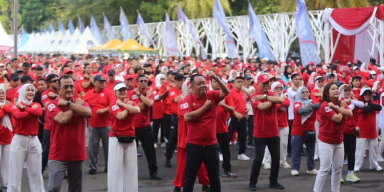 Foto: Ribuan Peserta Jalan Santai HUT ke-80 RI di Palembang