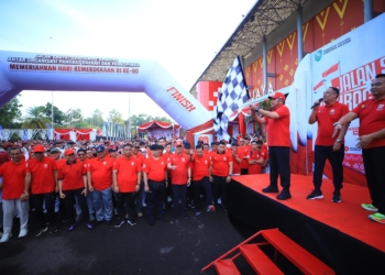 Foto: Ribuan Peserta Jalan Santai HUT ke-80 RI di Palembang