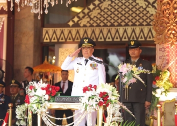 Cik Ujang Pimpin Upacara Penurunan Bendera HUT ke-80 RI di Palembang