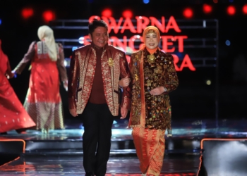Herman Deru dan Istri Curi Perhatian dengan Songket Bunga Cina di Swarna Songket Nusantara 2025