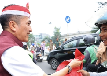Ratu Dewa-Prima Salam Bagikan 3.000 Bendera Merah Putih Kepada Warga Palembang