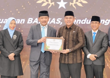 Wamen Ossy Dermawan Terima Penghargaan Baznas Award 2025