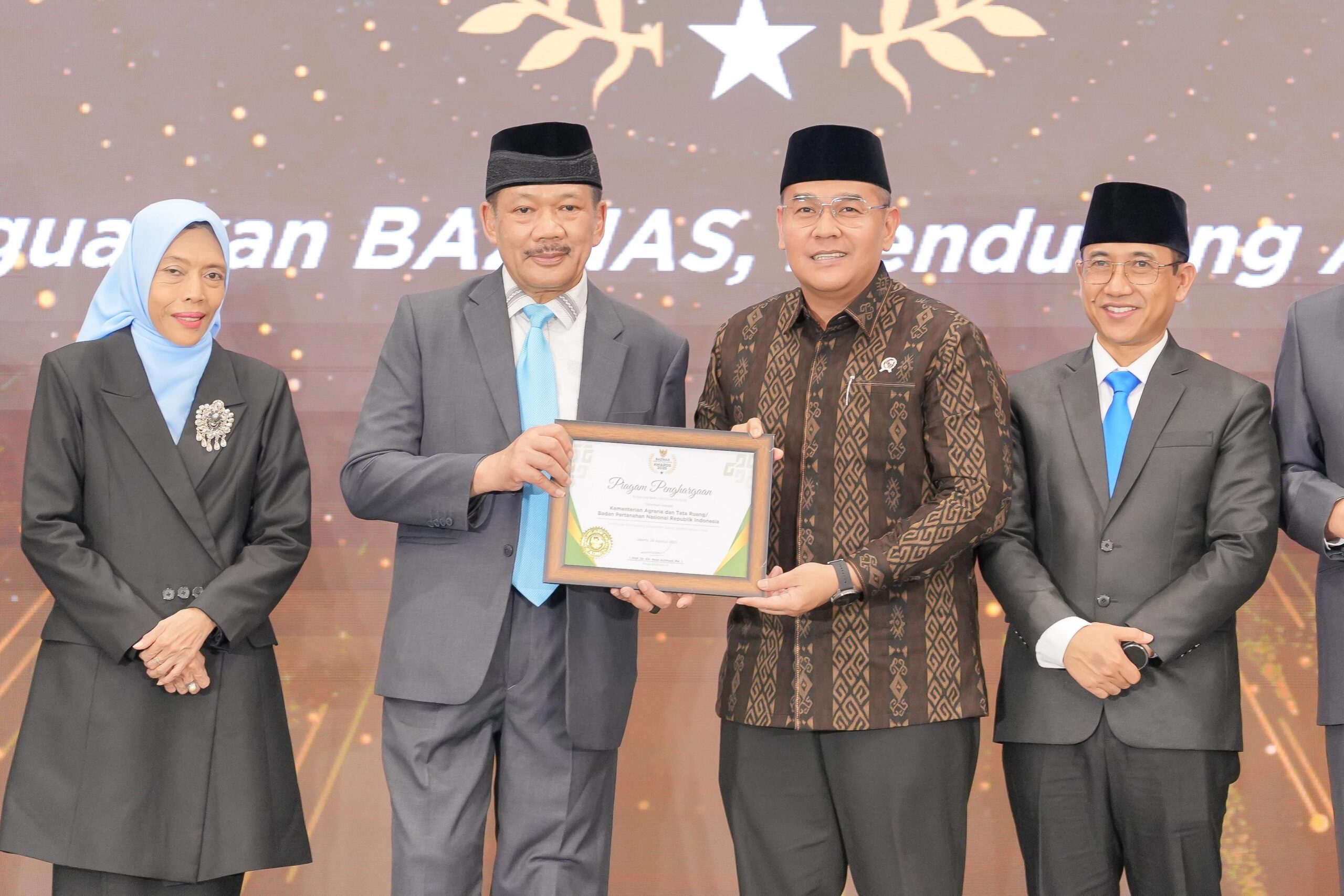 Wamen Ossy Dermawan Terima Penghargaan Baznas Award 2025