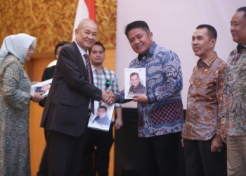 Herman Deru Hadiri Peresmian Buku Jejak Penjual Kopi Chairul S Matdiah