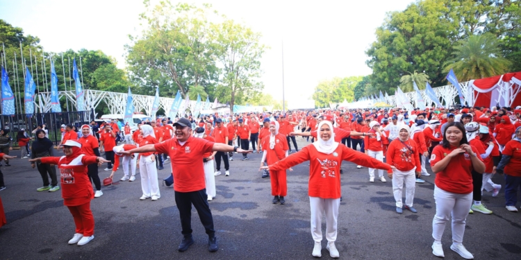 Foto: Ribuan Peserta Jalan Santai HUT ke-80 RI di Palembang