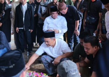 Istri Wabup Muba Rohman Dimakamkan dengan Suasana Haru