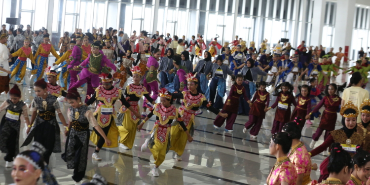 Foto: 1.200 Peserta #MENARIDIMALL di Palembang