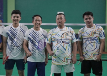 Nusron Wahid dan Ratu Dewa Tunjukkan Semangat Sportivitas di Lapangan Bulu Tangkis PORNAS KORPRI XVII