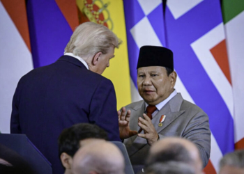 Momen Jabat Tangan dan Pujian Trump kepada Prabowo