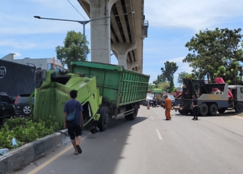 Diduga Sopir Mengantuk, Truk Fuso Oleng Hancurkan Tiang Lampu Jalan
