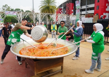 Foto: Bobon Santoso dan Chef Arnold Masak Pindang Tulang 1.000 Porsi di Palembang