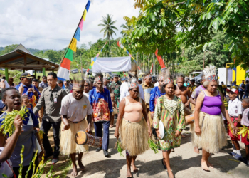Kunker ke Papua, Nusron Wahid Sosialisasikan Pendaftaran Tanah Ulayat dan Serahkan Sertipikat Rumah Ibadah