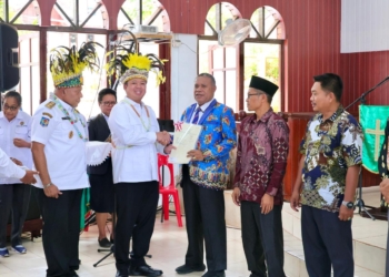 Nusron Wahid Serahkan Sertipikat di Papua