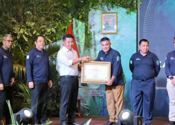 Momen Hari Lingkungan Hidup Sedunia, Ratu Dewa Raih 3 Penghargaan dari Gubernur Sumsel