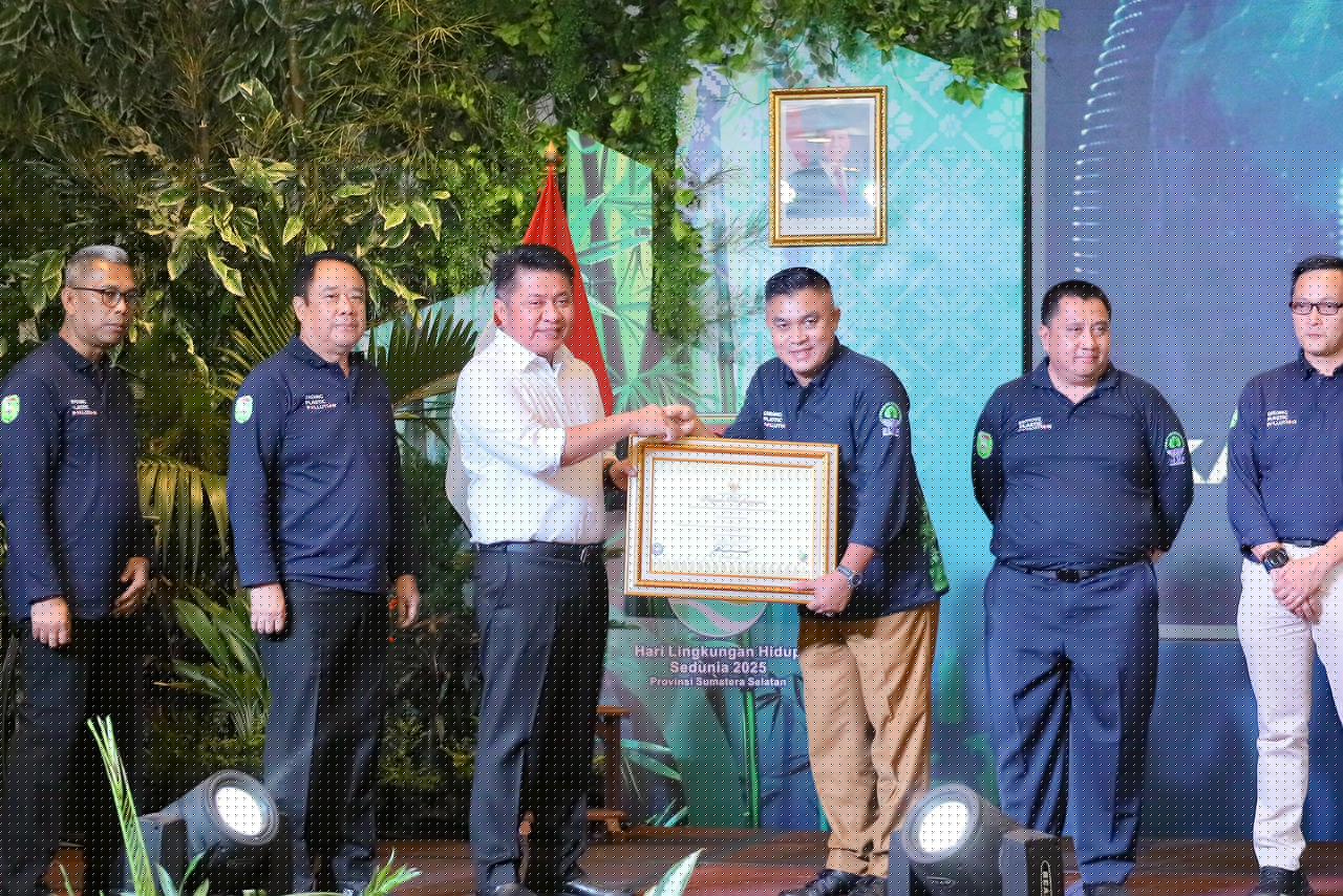 Momen Hari Lingkungan Hidup Sedunia, Ratu Dewa Raih 3 Penghargaan dari Gubernur Sumsel