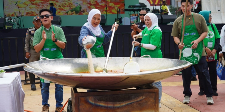 Foto: Bobon Santoso dan Chef Arnold Masak Pindang Tulang 1.000 Porsi di Palembang