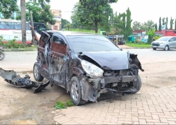 Truk Tabrak Mobil di Jalan Soekarno-Hatta Palembang, Sirion Terpental ke Trotoar