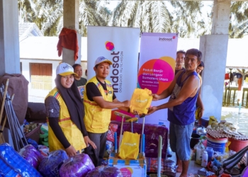 Indosat Ooredoo Hutchison Beri Bantuan Warga Terdampak Bencana di Langkat