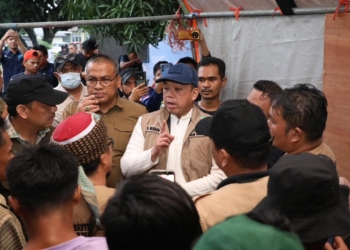 Nusron Wahid Salurkan Bantuan di Kabupaten Agam