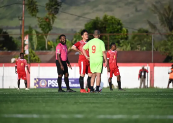 Wapres Gibran Bermain Sepak Bola Bersama Anak-anak SSB di Wamena