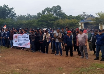 Tolak Masuk Wilayah OKI, Ratusan Warga Geruduk Pemkab OKU Timur