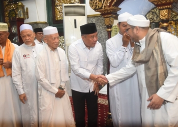 Safari Jumat di Masjid Sultan Mahmud Badaruddin II, Cik Ujang Pererat Silaturahmi dengan Jemaah