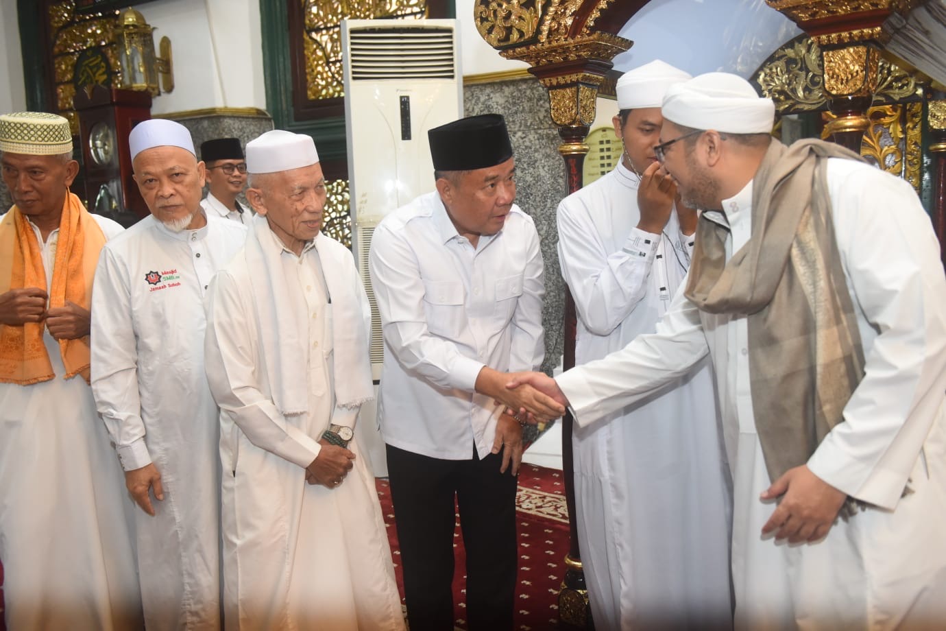 Safari Jumat di Masjid Sultan Mahmud Badaruddin II, Cik Ujang Pererat Silaturahmi dengan Jemaah
