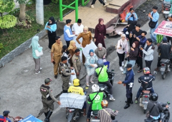 TP PKK Palembang dan RA Group Berbagi Takjil Gratis