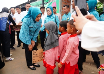 Bagikan Sembako, Feby Deru Berbagi Kebahagiaan dengan Warga Talang Kepuh Palembang