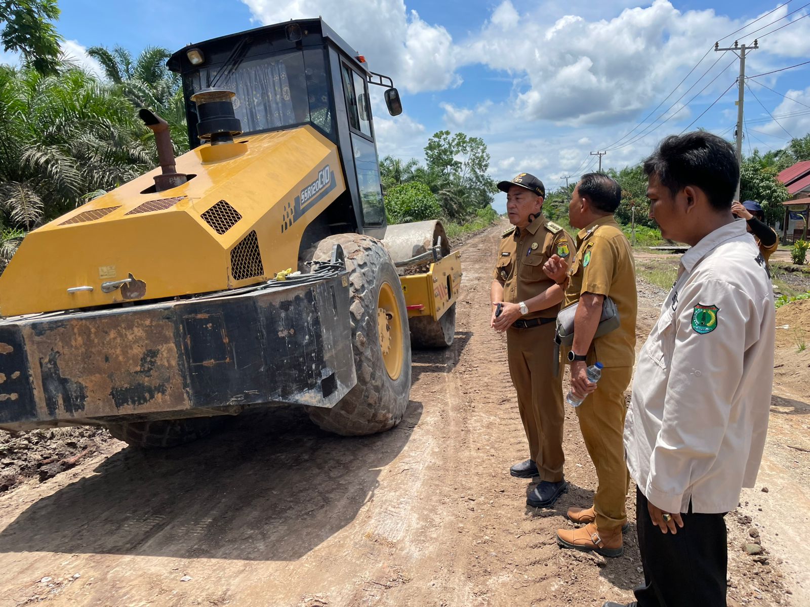 Instruksi Bupati Muba Dijawab Aksi Nyata, Warga-Perusahaan Gotong Royong Bangun Jalan Desa